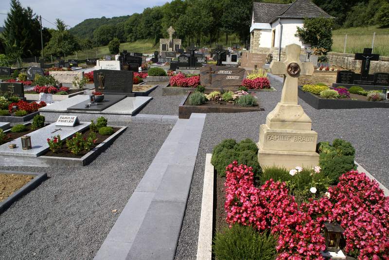 Unser Friedhof wird verschoenert 2008 Bild Nr.006